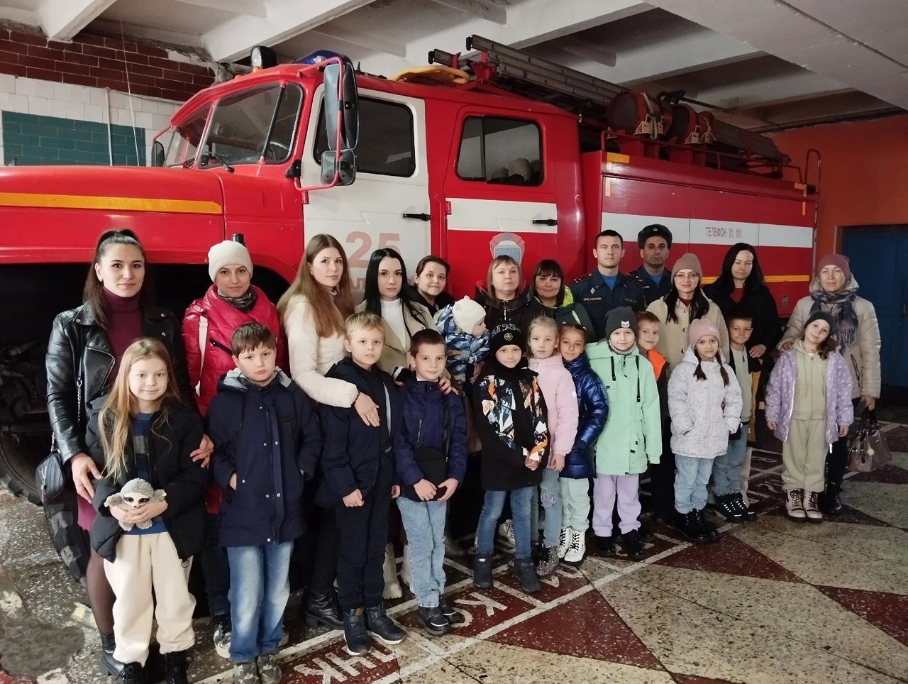 🚒 В первый день каникул ученики 2 «В» класса  Гимназии №1,вместе с родителями отправились на экскурсию в пожарно -спасательный отряд.