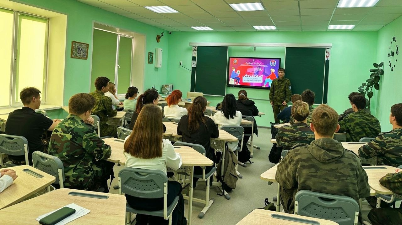 В рамках Всероссийского урока безопасности в нашей школе  № 9 г.Балашова прошли мероприятия, целью которых стало закрепление знаний детей о правилах безопасности в повседневной жизни.