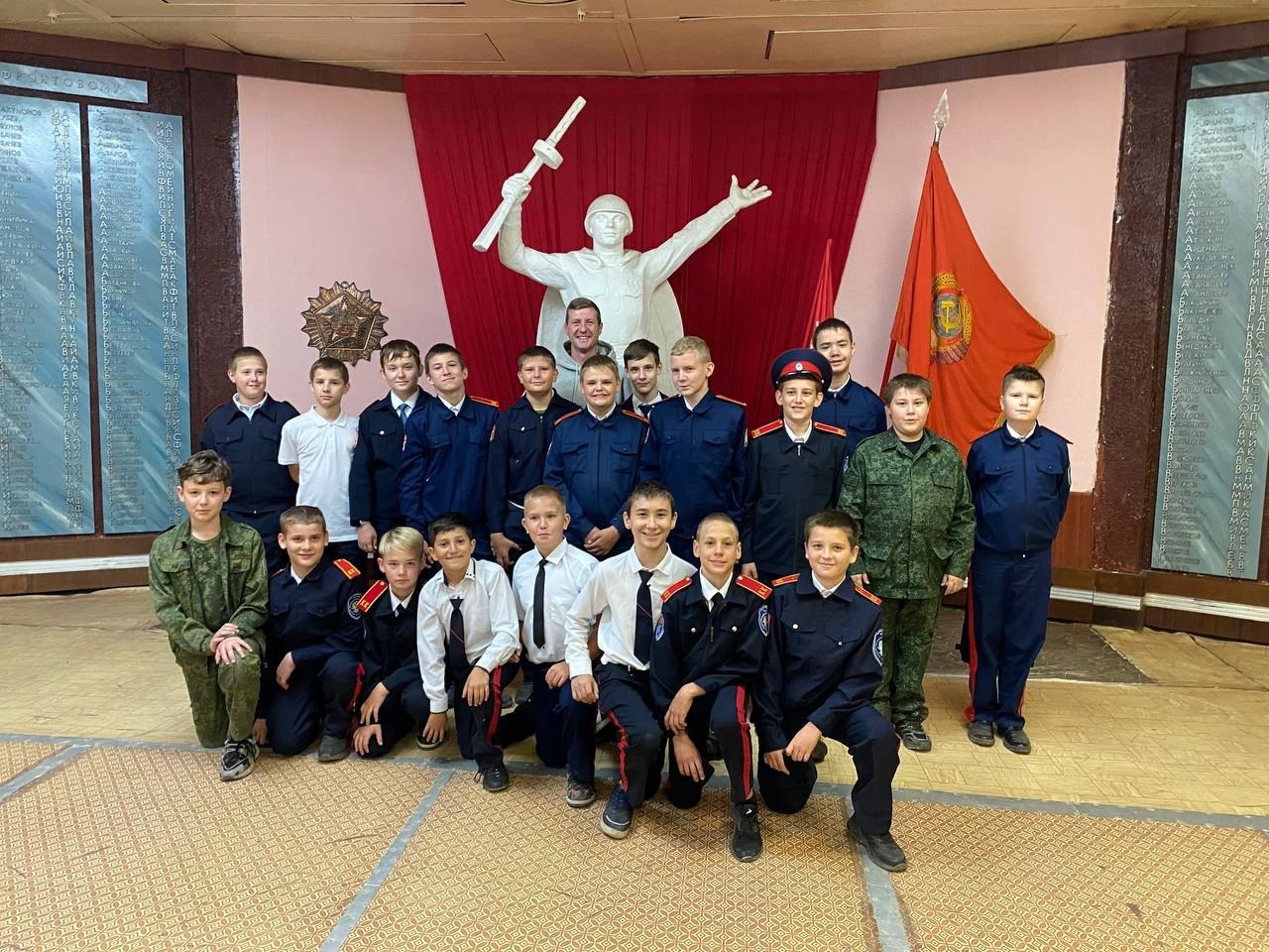 В рамках военно-патриотического воспитания детей кадеты 6б класс МАОУ СОШ 9 имени П. А. Столыпина г. Балашова Саратовской области вместе с классным руководителем Горбачевым А. С. посетили музей «Боевой и трудовой славы».