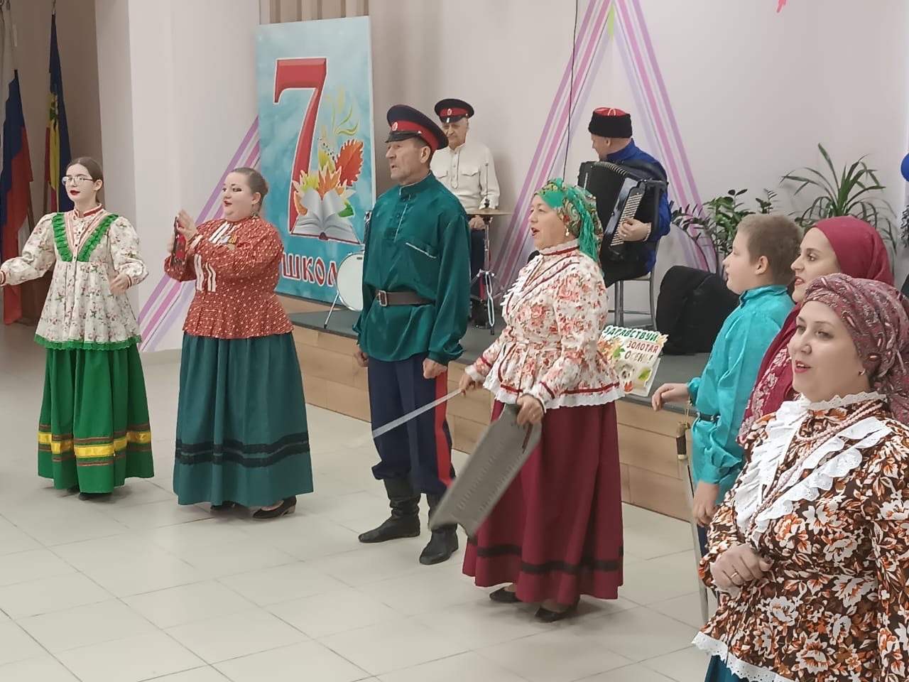 Праздник &quot;Осень, осень, ну давай у листьев спросим&quot;.