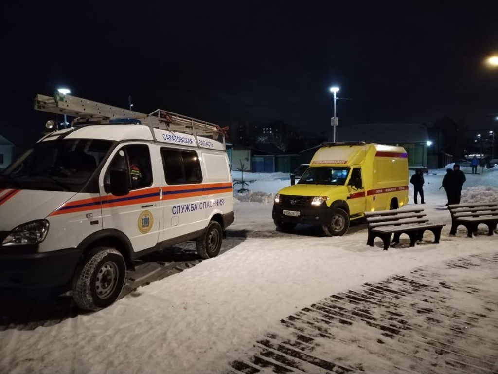 На городском пляже города Балашова прошли ночные Крещенские купания.