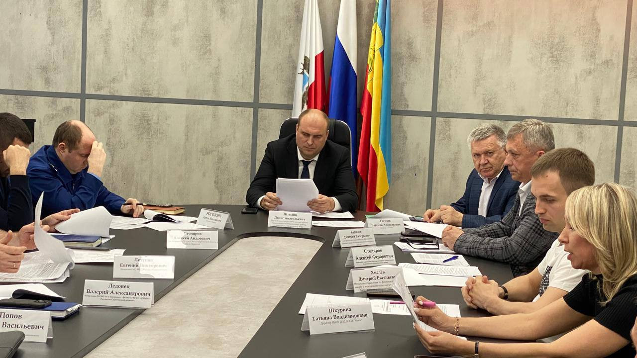 На прошедшем заседании антитеррористической комиссии Балашовского района были рассмотрены вопросы по обеспечению безопасности и работы по реализации требований к антитеррористической защищенности многоквартирных домов и мест массового пребывания людей..