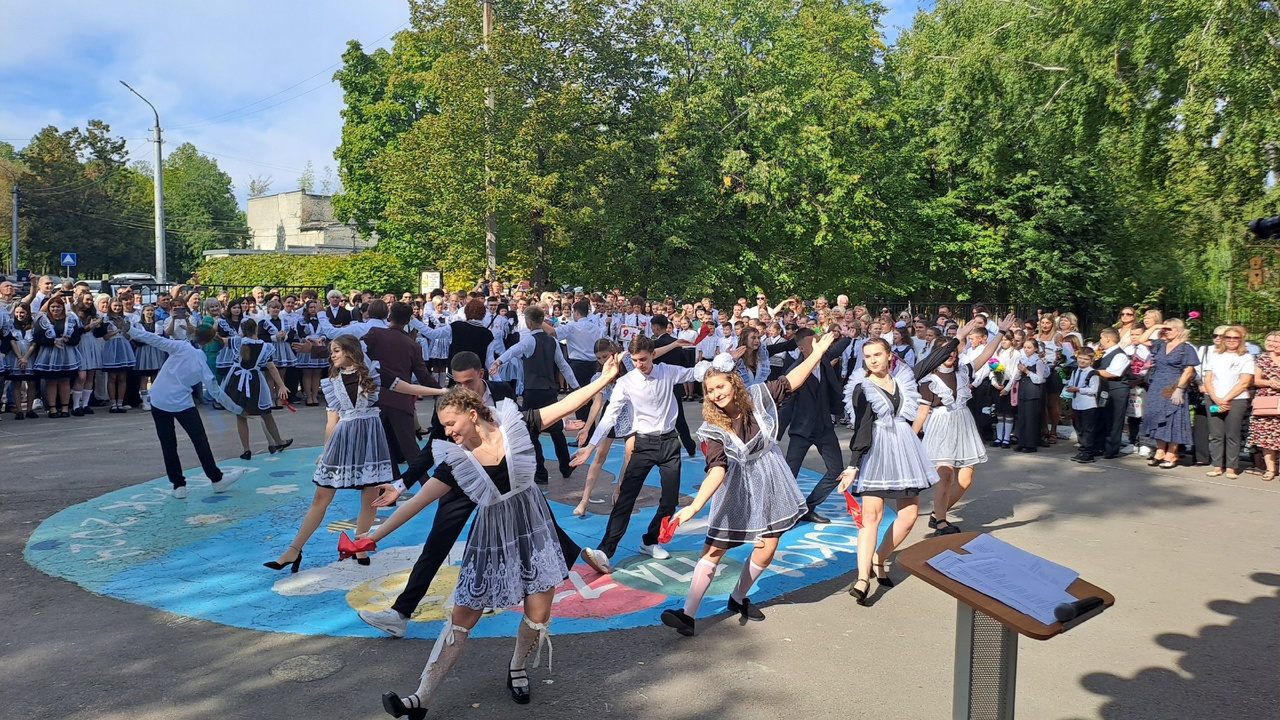 ВСЁ НАЧИНАЕТСЯ СО ШКОЛЬНОГО ЗВОНКА....