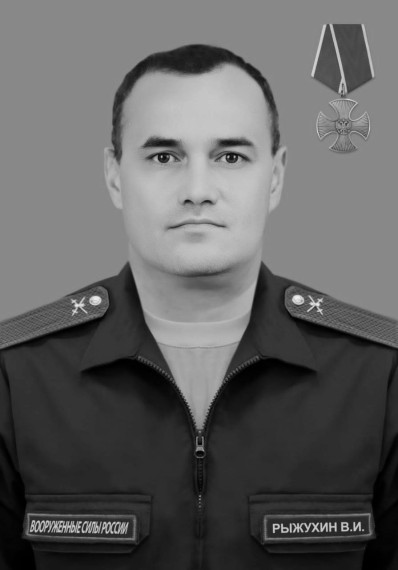 В ходе специальной военной операции погиб уроженец Балашовского района Саратовской области Рыжухин Денис Владимирович. Губернатор Роман Бусаргин и глава Балашовского района Павел Петраков выразили соболезнования родным и близким:. В ходе специальной военной операции погиб уроженец Балашовского района Саратовской области Рыжухин Денис Владимирович. Губернатор Роман Бусаргин и глава Балашовского района Павел Петраков выразили соболезнования родным и близким:.