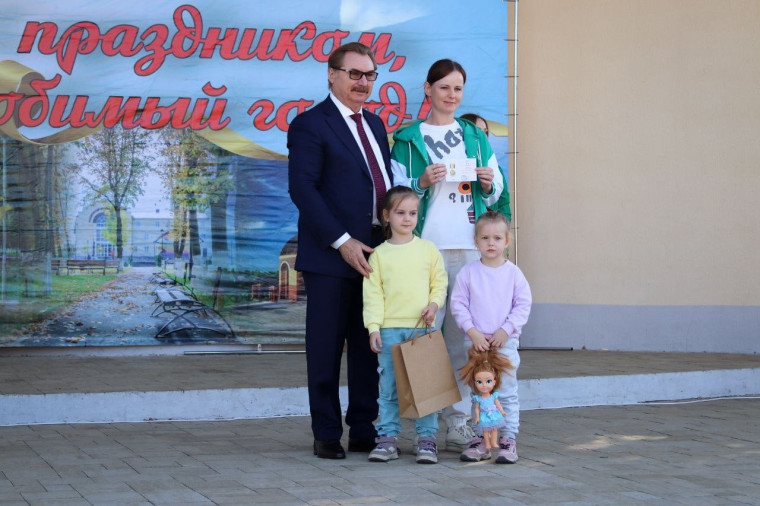 Праздничное мероприятие в честь Дня города «Любимый сердцем - город мой» прошло на летней эстраде в парка имени Куйбышева. Праздничное мероприятие в честь Дня города «Любимый сердцем - город мой» прошло на летней эстраде в парка имени Куйбышева.