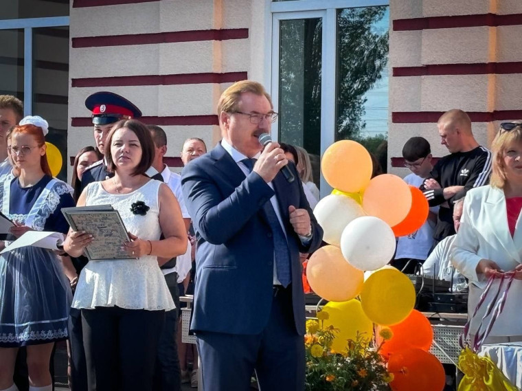 Сегодня глава Балашовского муниципального района Павел Петраков принял участие в торжественной линейке, посвящённой началу нового учебного года в школе №9 имени П.А. Столыпина.. Сегодня глава Балашовского муниципального района Павел Петраков принял участие в торжественной линейке, посвящённой началу нового учебного года в школе №9 имени П.А. Столыпина..