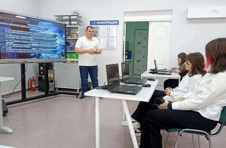 Занятие "Школа видеоблогера" школы №7 города Балашова прошло в IT-CUBE. Занятие "Школа видеоблогера" школы №7 города Балашова прошло в IT-CUBE.