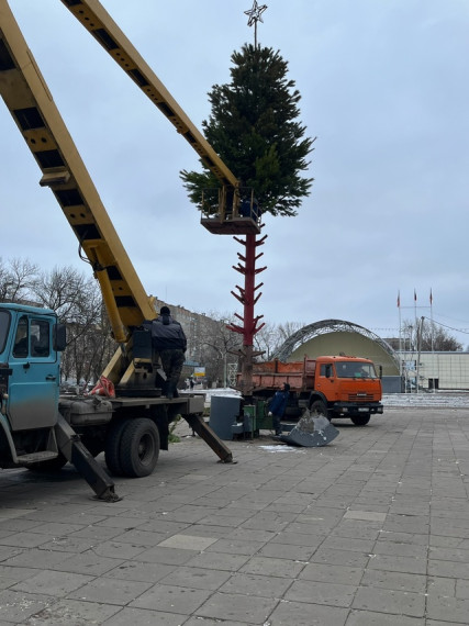 На городской площади начался монтаж главной елки в Балашове.. На городской площади начался монтаж главной елки в Балашове..