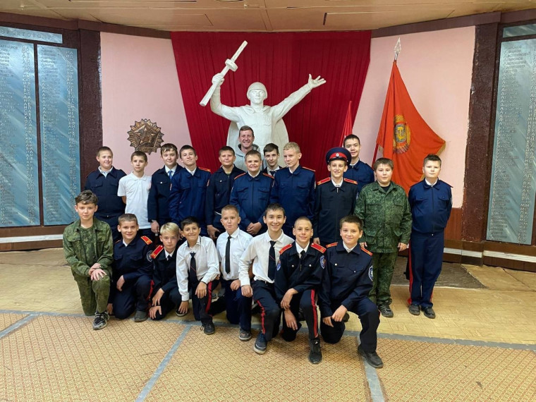 В рамках военно-патриотического воспитания детей кадеты 6б класс МАОУ СОШ 9 имени П. А. Столыпина г. Балашова Саратовской области вместе с классным руководителем Горбачевым А. С. посетили музей «Боевой и трудовой славы». В рамках военно-патриотического воспитания детей кадеты 6б класс МАОУ СОШ 9 имени П. А. Столыпина г. Балашова Саратовской области вместе с классным руководителем Горбачевым А. С. посетили музей «Боевой и трудовой славы».