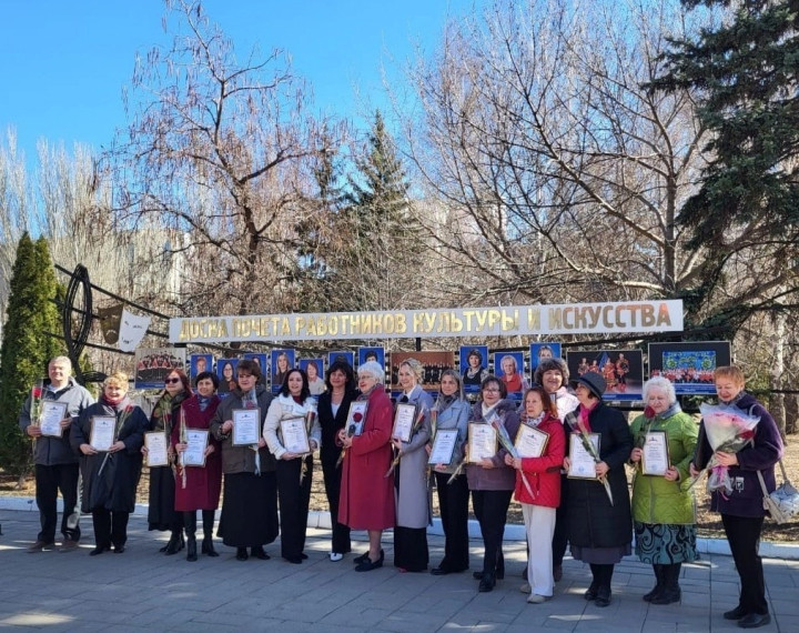 "Зоренька" украсила "Доску почёта работников культуры Саратовской области" Стало доброй традицией ежегодно проводить обновление экспозиции «Доски почета работников культуры Саратовской области».. "Зоренька" украсила "Доску почёта работников культуры Саратовской области" Стало доброй традицией ежегодно проводить обновление экспозиции «Доски почета работников культуры Саратовской области»..