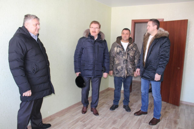 Глава Балашовского муниципального района Павел Петраков посетил балашовцев, переехавших в новые квартиры по программе переселения из аварийного жилья. Глава Балашовского муниципального района Павел Петраков посетил балашовцев, переехавших в новые квартиры по программе переселения из аварийного жилья.
